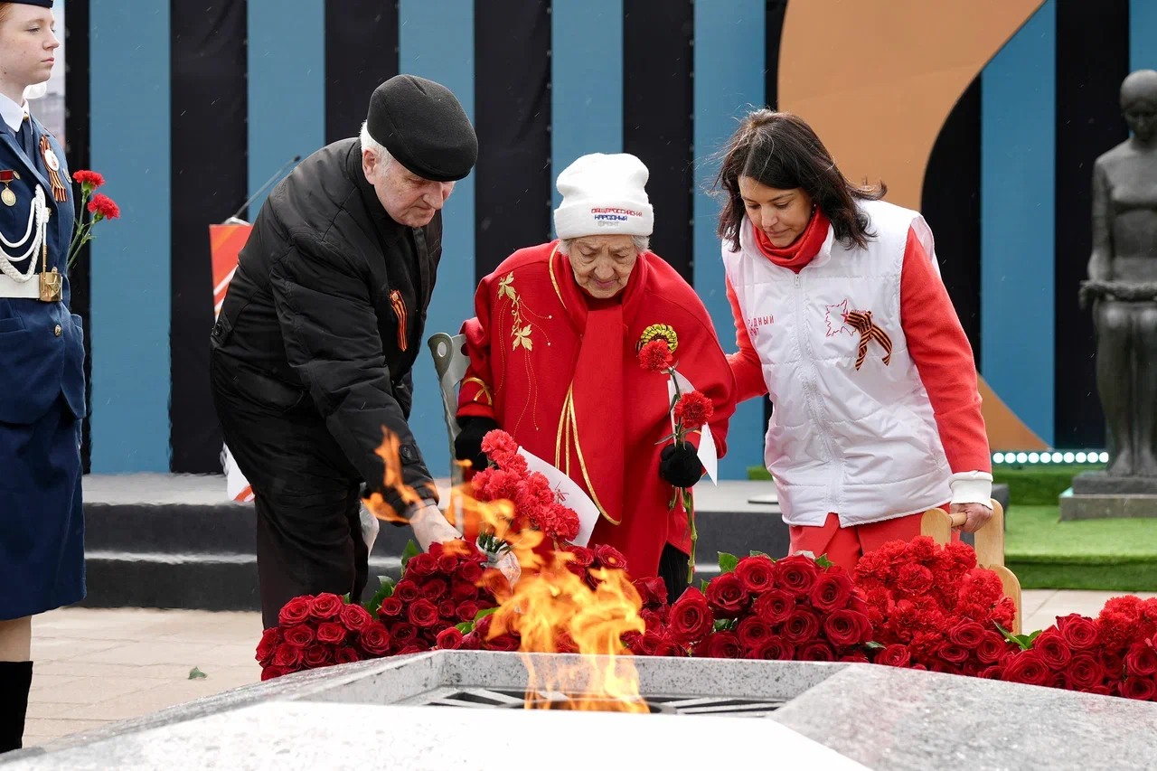 Возложение цветов к мемориалу.jpg